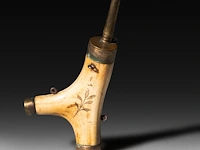 A renaissance deer horn gunpowder flask, with carved decoration of a satyr having an erection, ca. 1550 23 x 10.5 cm. (9.06 x 4.12 in.) - afbeelding 3 van  5