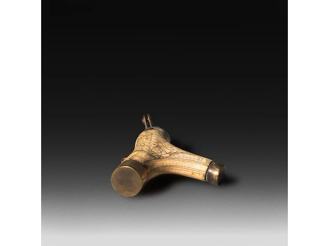 A renaissance deer horn gunpowder flask, with carved decoration of a satyr having an erection, ca. 1550 23 x 10.5 cm. (9.06 x 4.12 in.) - afbeelding 4 van  5