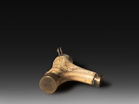 A renaissance deer horn gunpowder flask, with carved decoration of a satyr having an erection, ca. 1550 23 x 10.5 cm. (9.06 x 4.12 in.) - afbeelding 4 van  5