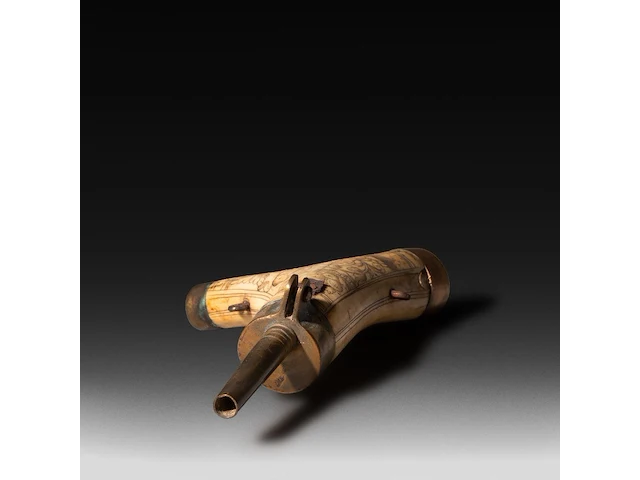 A renaissance deer horn gunpowder flask, with carved decoration of a satyr having an erection, ca. 1550 23 x 10.5 cm. (9.06 x 4.12 in.) - afbeelding 5 van  5