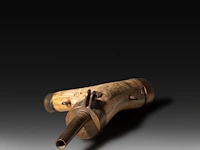 A renaissance deer horn gunpowder flask, with carved decoration of a satyr having an erection, ca. 1550 23 x 10.5 cm. (9.06 x 4.12 in.) - afbeelding 5 van  5