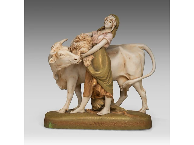 A royal dux group of a young woman feeding her cow 43 x 40 cm. (16.92 x 15 3/4 in.) - afbeelding 1 van  9