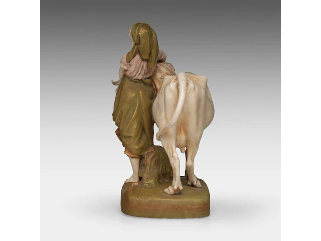 A royal dux group of a young woman feeding her cow 43 x 40 cm. (16.92 x 15 3/4 in.) - afbeelding 3 van  9