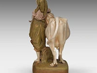 A royal dux group of a young woman feeding her cow 43 x 40 cm. (16.92 x 15 3/4 in.) - afbeelding 3 van  9