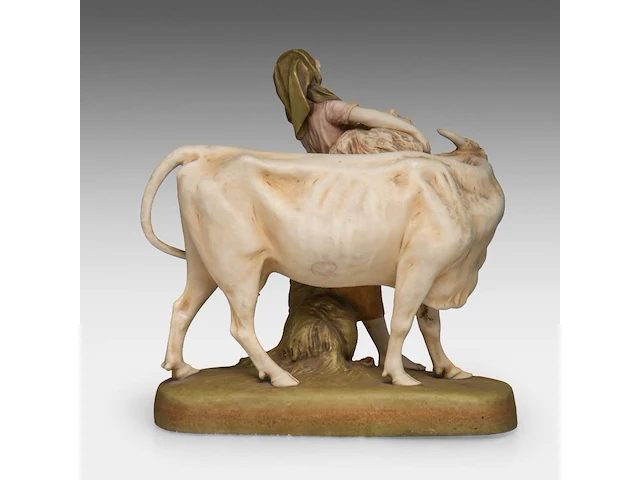 A royal dux group of a young woman feeding her cow 43 x 40 cm. (16.92 x 15 3/4 in.) - afbeelding 4 van  9