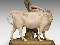 A royal dux group of a young woman feeding her cow 43 x 40 cm. (16.92 x 15 3/4 in.) - afbeelding 4 van  9