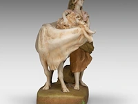 A royal dux group of a young woman feeding her cow 43 x 40 cm. (16.92 x 15 3/4 in.) - afbeelding 5 van  9