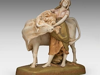 A royal dux group of a young woman feeding her cow 43 x 40 cm. (16.92 x 15 3/4 in.) - afbeelding 6 van  9