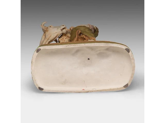 A royal dux group of a young woman feeding her cow 43 x 40 cm. (16.92 x 15 3/4 in.) - afbeelding 8 van  9