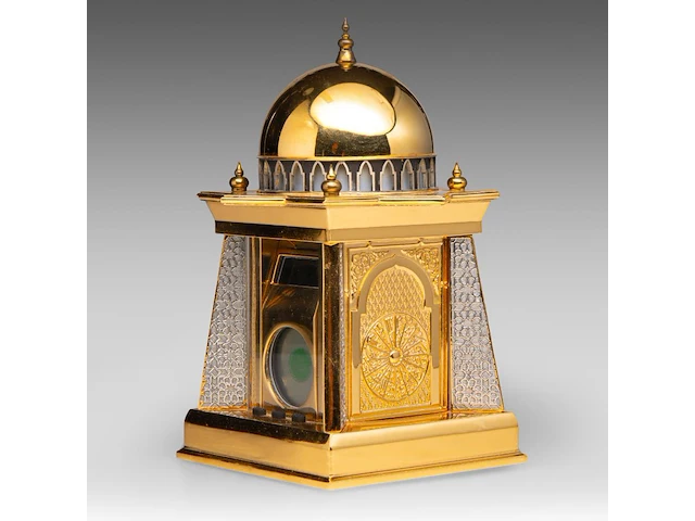 A royal selangor 'al-bilali' 24ct goldplate pewter table clock shaped as a mosque 20 cm. (7.87 in.) - afbeelding 2 van  8