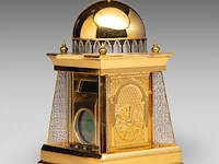 A royal selangor 'al-bilali' 24ct goldplate pewter table clock shaped as a mosque 20 cm. (7.87 in.) - afbeelding 2 van  8