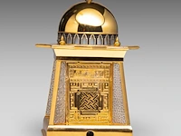 A royal selangor 'al-bilali' 24ct goldplate pewter table clock shaped as a mosque 20 cm. (7.87 in.) - afbeelding 4 van  8