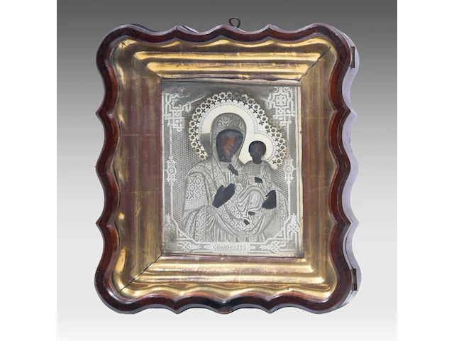 A russian orthodox travel icon of our lady of iveron, with a silver oklad, ca. 1900 the icon: 22.5 x 18 cm. (8.85 x 7.08 in.), the case: 35 x 30.5 cm. (13.77 x 12.00 in.) - afbeelding 1 van  2