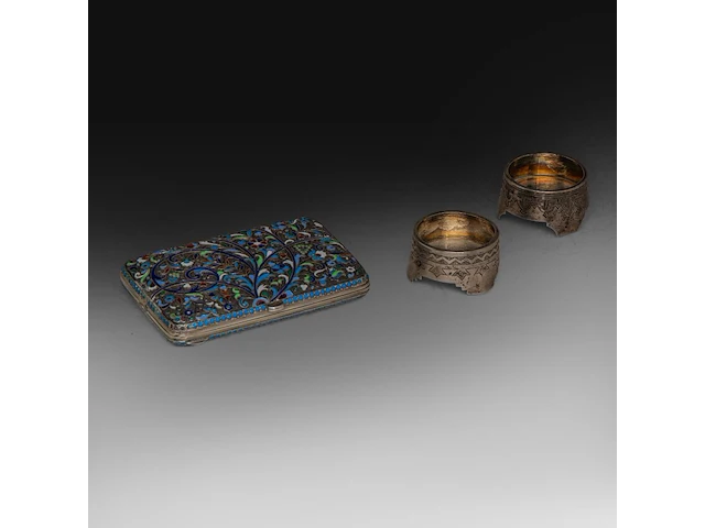 A russian silver and cloisonné enamel cigarette case and two silver salts - afbeelding 1 van  6