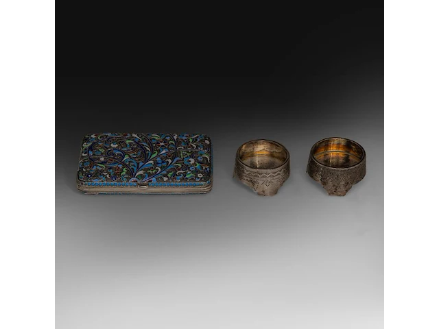 A russian silver and cloisonné enamel cigarette case and two silver salts - afbeelding 2 van  6