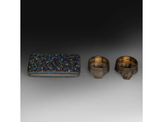 A russian silver and cloisonné enamel cigarette case and two silver salts - afbeelding 3 van  6