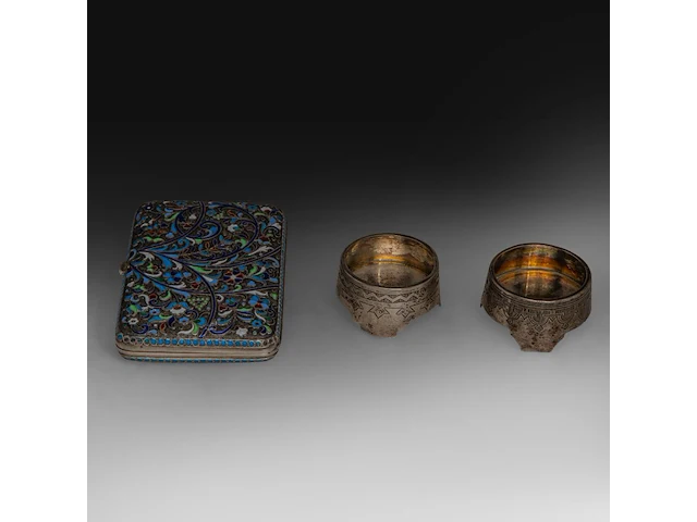 A russian silver and cloisonné enamel cigarette case and two silver salts - afbeelding 4 van  6