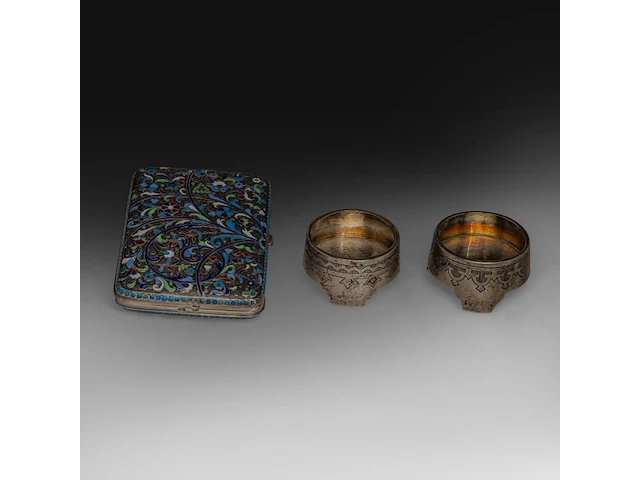 A russian silver and cloisonné enamel cigarette case and two silver salts - afbeelding 5 van  6