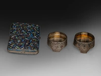 A russian silver and cloisonné enamel cigarette case and two silver salts - afbeelding 5 van  6
