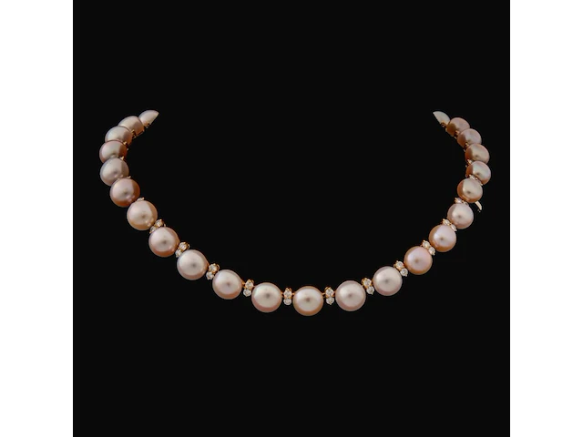 A schoeffel pearl necklace in 18ct yellow gold and brilliant-cut diamonds, l 43 cm (+) - afbeelding 1 van  4
