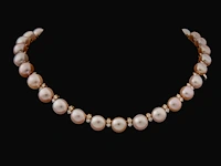 A schoeffel pearl necklace in 18ct yellow gold and brilliant-cut diamonds, l 43 cm (+)
