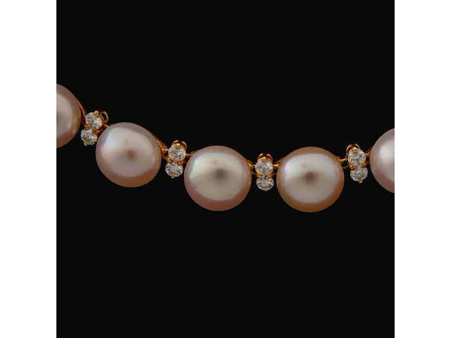 A schoeffel pearl necklace in 18ct yellow gold and brilliant-cut diamonds, l 43 cm (+) - afbeelding 2 van  4