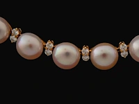 A schoeffel pearl necklace in 18ct yellow gold and brilliant-cut diamonds, l 43 cm (+) - afbeelding 2 van  4