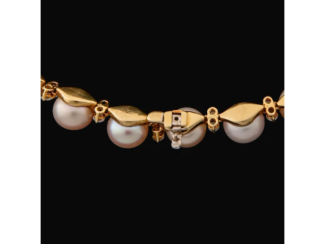 A schoeffel pearl necklace in 18ct yellow gold and brilliant-cut diamonds, l 43 cm (+) - afbeelding 3 van  4