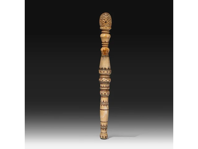 A sculpted ivory fan holder with red and black stained engraving, ceylon, 18th century, h 39 cm - weight 382g (+) - afbeelding 1 van  8