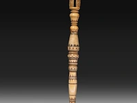 A sculpted ivory fan holder with red and black stained engraving, ceylon, 18th century, h 39 cm - weight 382g (+) - afbeelding 2 van  8