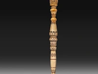 A sculpted ivory fan holder with red and black stained engraving, ceylon, 18th century, h 39 cm - weight 382g (+) - afbeelding 3 van  8