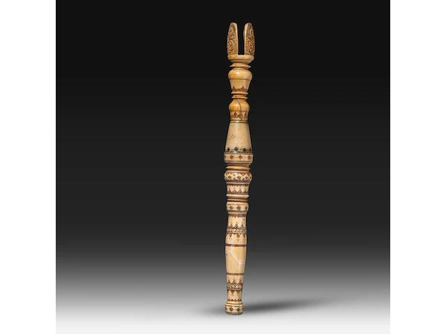 A sculpted ivory fan holder with red and black stained engraving, ceylon, 18th century, h 39 cm - weight 382g (+) - afbeelding 4 van  8