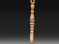 A sculpted ivory fan holder with red and black stained engraving, ceylon, 18th century, h 39 cm - weight 382g (+) - afbeelding 4 van  8