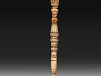 A sculpted ivory fan holder with red and black stained engraving, ceylon, 18th century, h 39 cm - weight 382g (+) - afbeelding 5 van  8