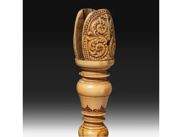 A sculpted ivory fan holder with red and black stained engraving, ceylon, 18th century, h 39 cm - weight 382g (+) - afbeelding 6 van  8