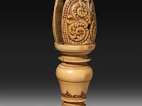 A sculpted ivory fan holder with red and black stained engraving, ceylon, 18th century, h 39 cm - weight 382g (+) - afbeelding 6 van  8