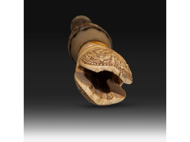 A sculpted ivory fan holder with red and black stained engraving, ceylon, 18th century, h 39 cm - weight 382g (+) - afbeelding 7 van  8