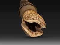 A sculpted ivory fan holder with red and black stained engraving, ceylon, 18th century, h 39 cm - weight 382g (+) - afbeelding 7 van  8