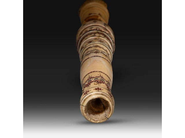 A sculpted ivory fan holder with red and black stained engraving, ceylon, 18th century, h 39 cm - weight 382g (+) - afbeelding 8 van  8