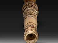 A sculpted ivory fan holder with red and black stained engraving, ceylon, 18th century, h 39 cm - weight 382g (+) - afbeelding 8 van  8