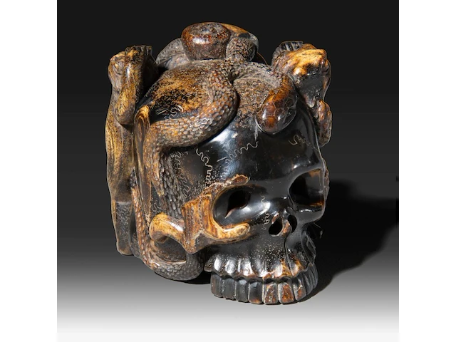 A sculpted japanese okimono of a skull with frogs, a snake and a snail, meiji period (1868-1912), signed, h 6,5 cm - w 7 cm - afbeelding 1 van  9