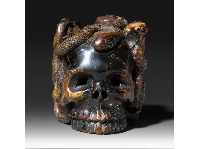 A sculpted japanese okimono of a skull with frogs, a snake and a snail, meiji period (1868-1912), signed, h 6,5 cm - w 7 cm - afbeelding 2 van  9