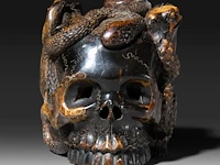 A sculpted japanese okimono of a skull with frogs, a snake and a snail, meiji period (1868-1912), signed, h 6,5 cm - w 7 cm - afbeelding 2 van  9