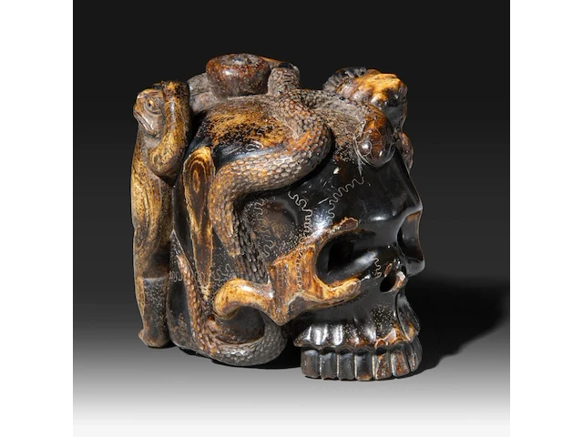 A sculpted japanese okimono of a skull with frogs, a snake and a snail, meiji period (1868-1912), signed, h 6,5 cm - w 7 cm - afbeelding 3 van  9