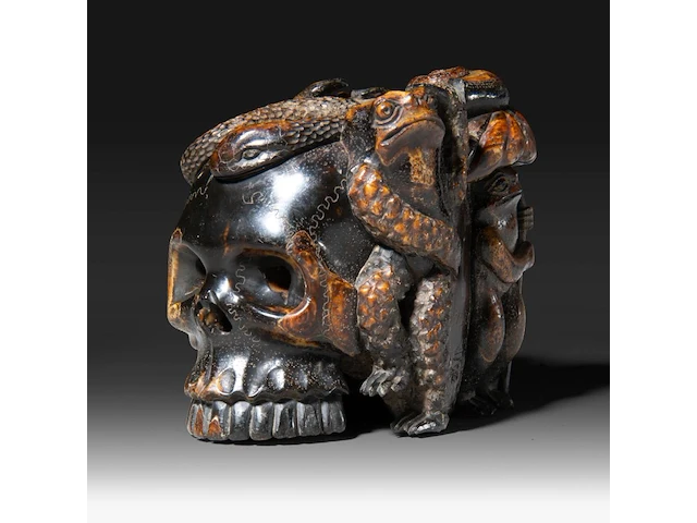 A sculpted japanese okimono of a skull with frogs, a snake and a snail, meiji period (1868-1912), signed, h 6,5 cm - w 7 cm - afbeelding 4 van  9