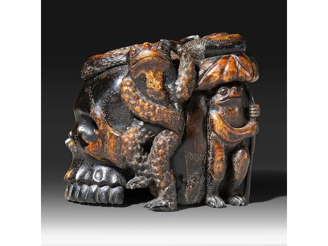 A sculpted japanese okimono of a skull with frogs, a snake and a snail, meiji period (1868-1912), signed, h 6,5 cm - w 7 cm - afbeelding 5 van  9
