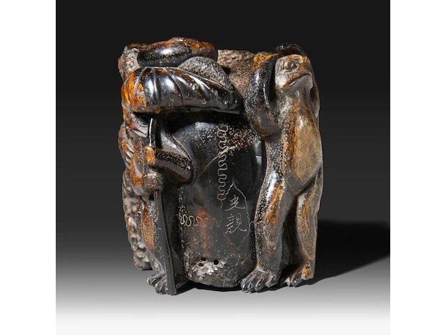 A sculpted japanese okimono of a skull with frogs, a snake and a snail, meiji period (1868-1912), signed, h 6,5 cm - w 7 cm - afbeelding 6 van  9