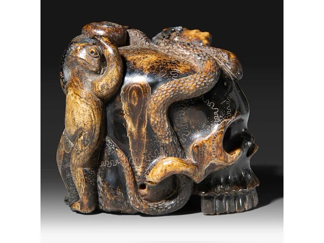 A sculpted japanese okimono of a skull with frogs, a snake and a snail, meiji period (1868-1912), signed, h 6,5 cm - w 7 cm - afbeelding 7 van  9