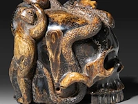 A sculpted japanese okimono of a skull with frogs, a snake and a snail, meiji period (1868-1912), signed, h 6,5 cm - w 7 cm - afbeelding 7 van  9