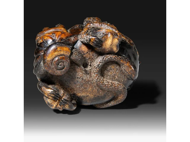 A sculpted japanese okimono of a skull with frogs, a snake and a snail, meiji period (1868-1912), signed, h 6,5 cm - w 7 cm - afbeelding 8 van  9